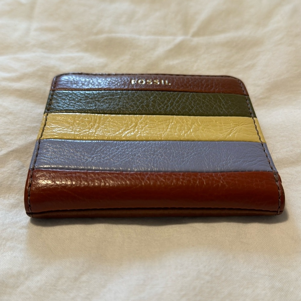 Compact fossil leather wallet vintage vibe